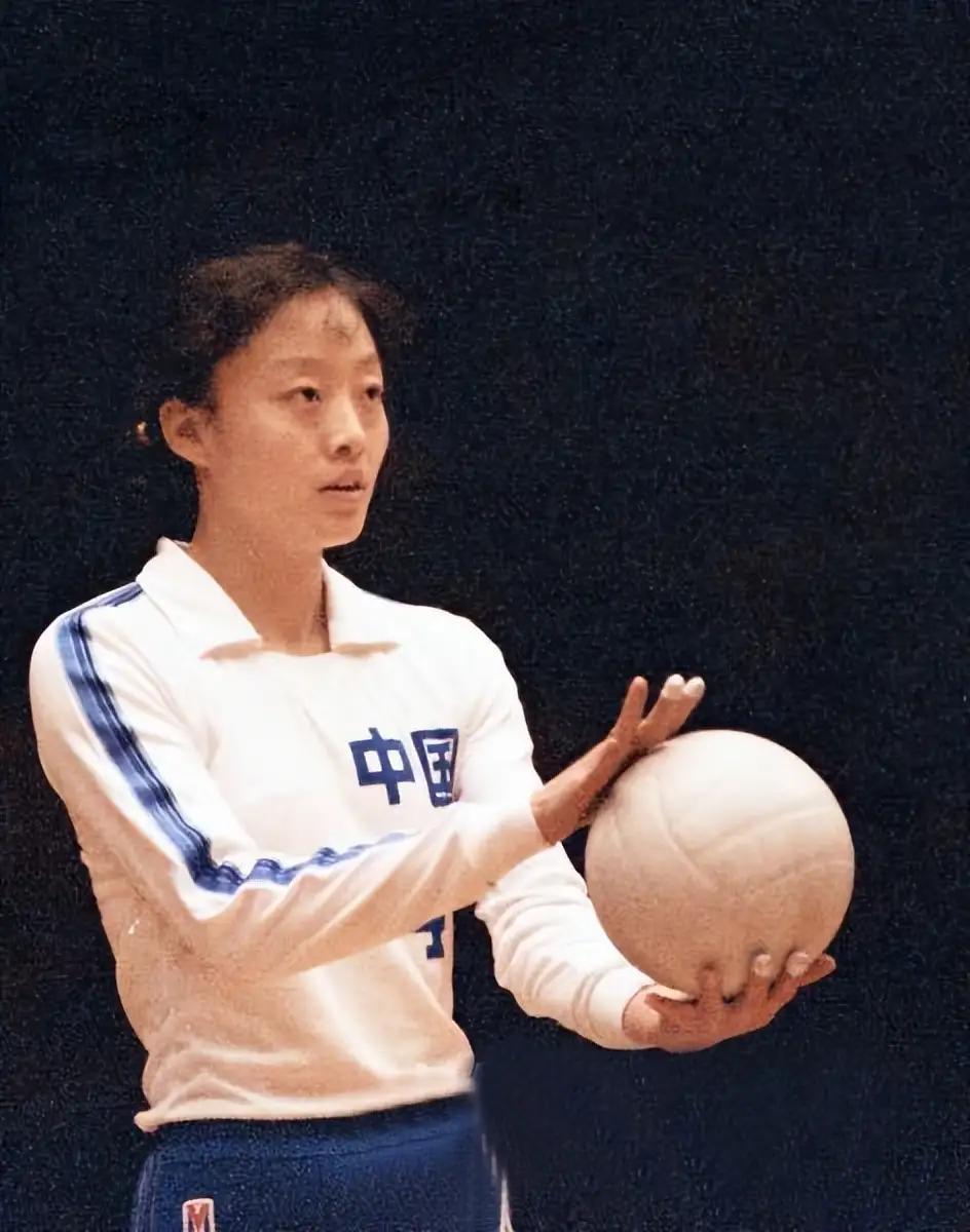 中国女排史上最漂亮的六个人是谁中国女排史上最漂亮的6名运动员应该是:杨希，周苏红