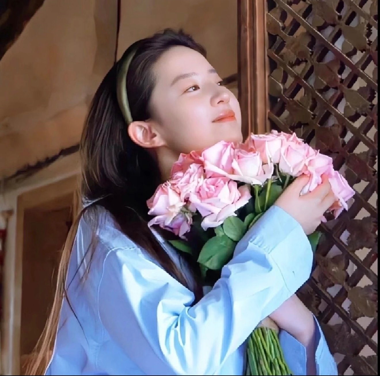2026国际版刘亦菲捧花“显化”头像Kris✨最近Kris的头像席卷国内平台，有