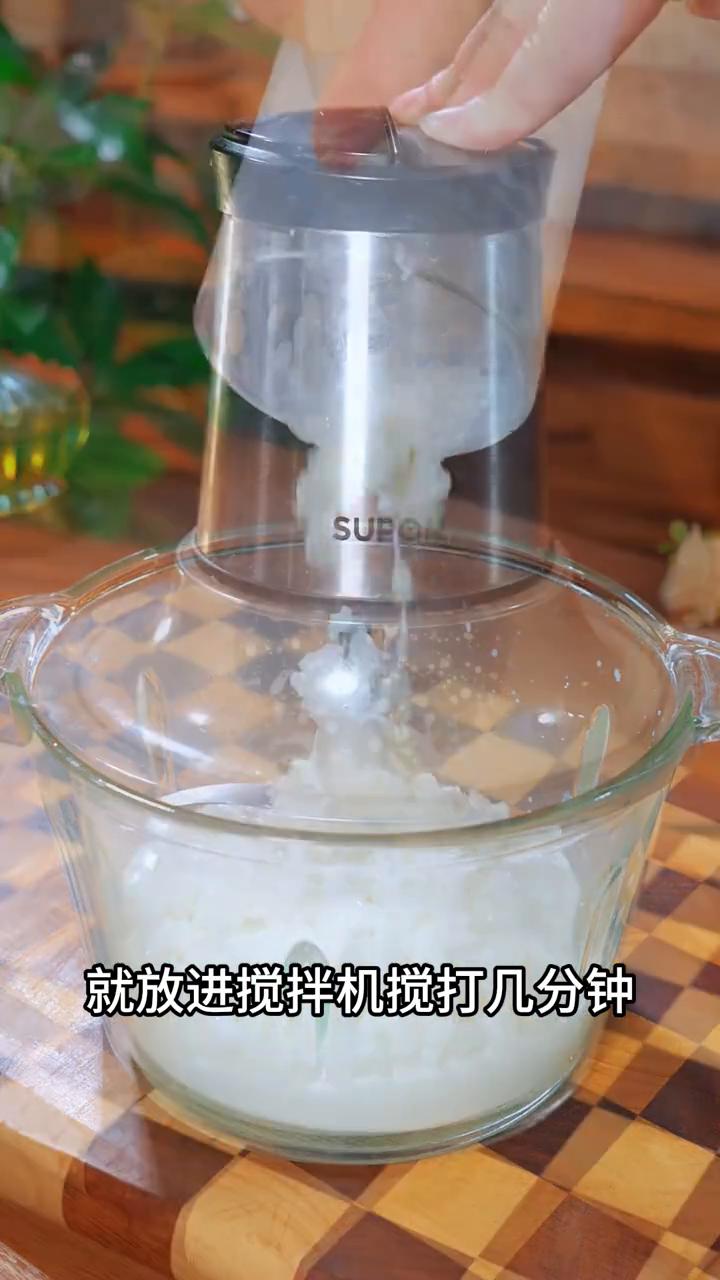 大米新吃法。
一碗昨晚吃剩的米饭，一盒孩子不爱喝的纯牛奶，用手抓拌均匀，瞬间就可