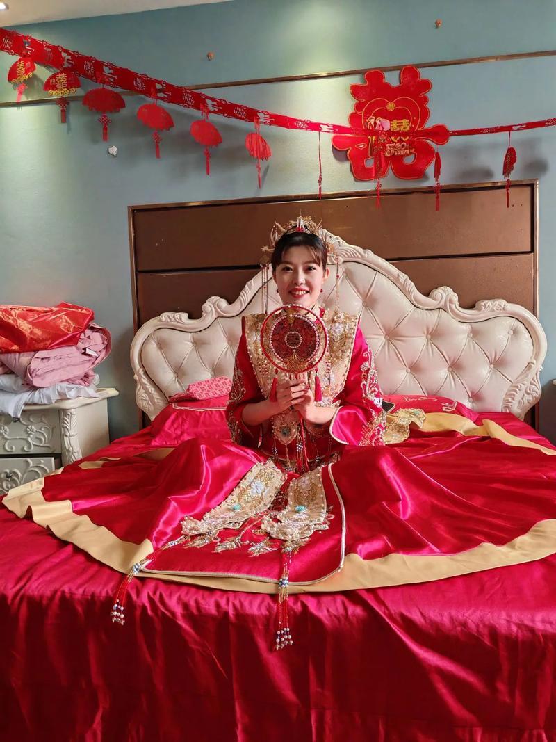 工作与婚礼的奇妙交织

新娘身着白纱，在忙碌工作中“顺便”结了个婚。她穿梭于职场