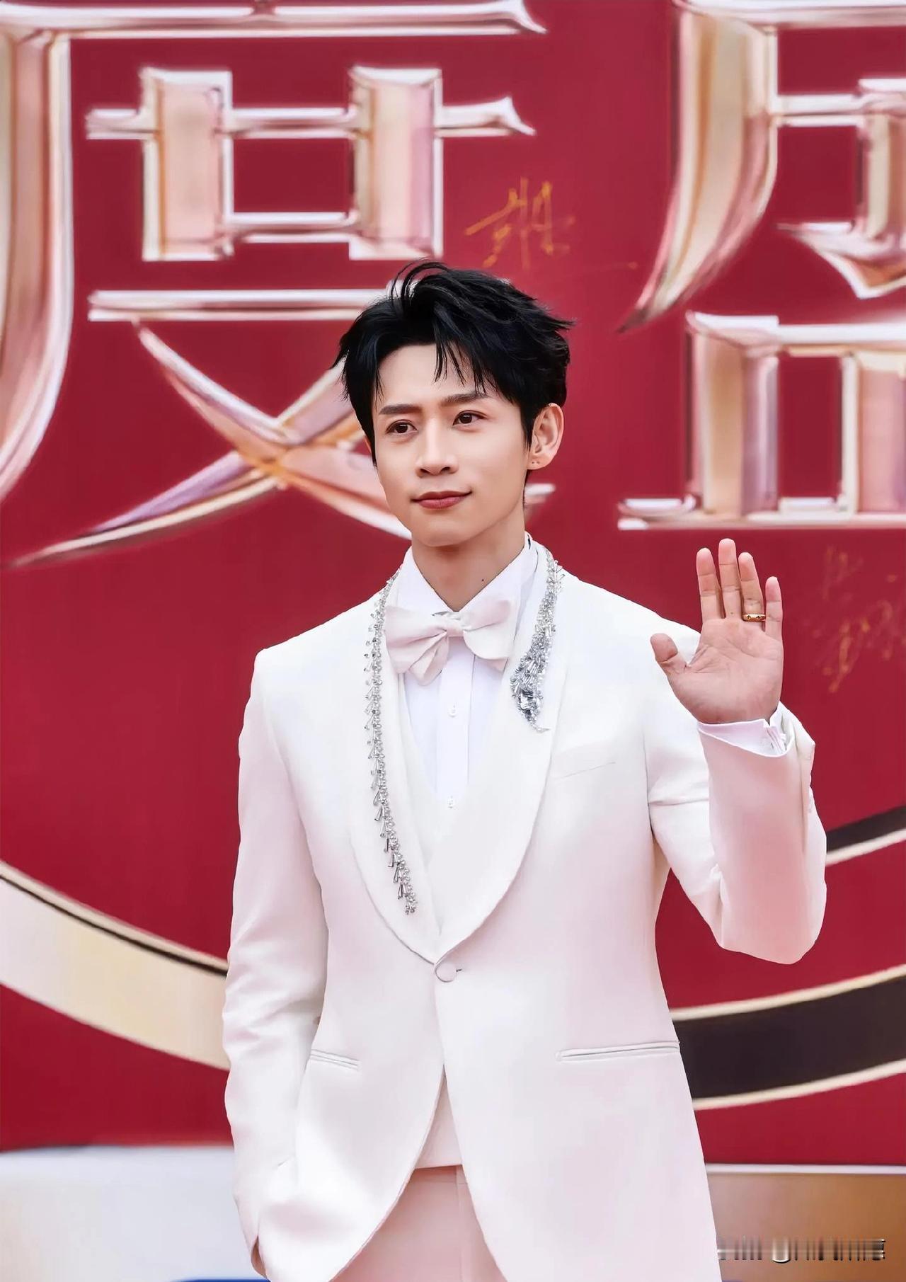 魏晨这次真的“sha”疯了！
39岁亮相春晚，
状态清爽如少年，直接冲上热搜。