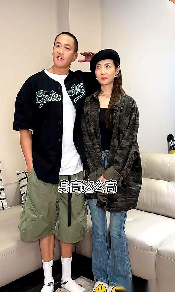 一边是张檬小五，刚领完证，喜糖卖5块2，一天冲上带货榜第一，卷走7600万。
另