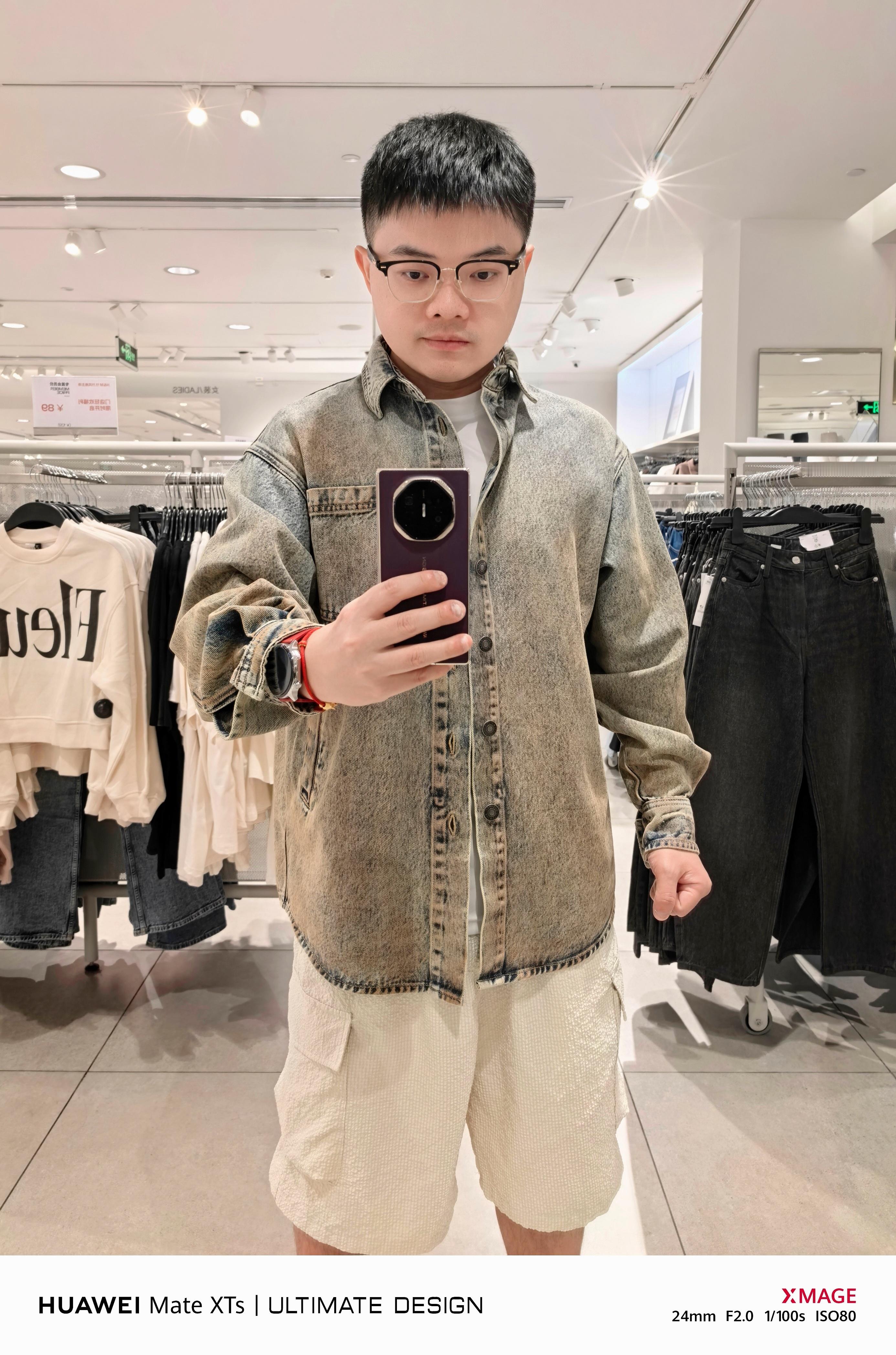 子弹兄老婆今天给子弹兄买的潮牌牛仔外套[酷][酷][酷]帅气吗？我好喜欢呀！[色