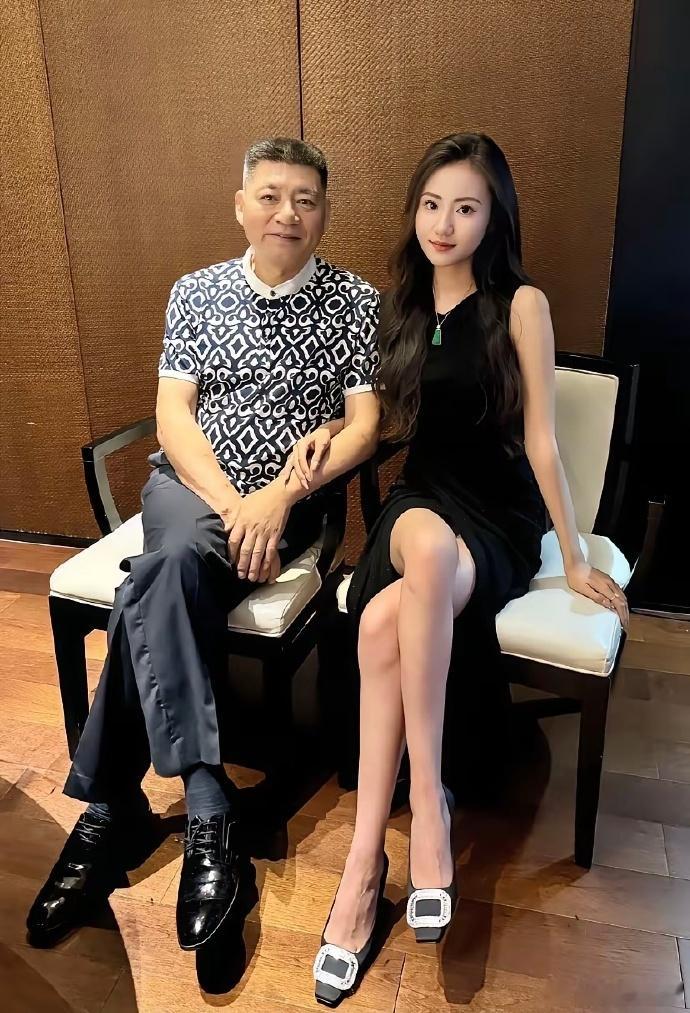 大哥一出场，那气场，那风范，绝非寻常！举手投足间尽显不凡，这份独特气质，定是历经