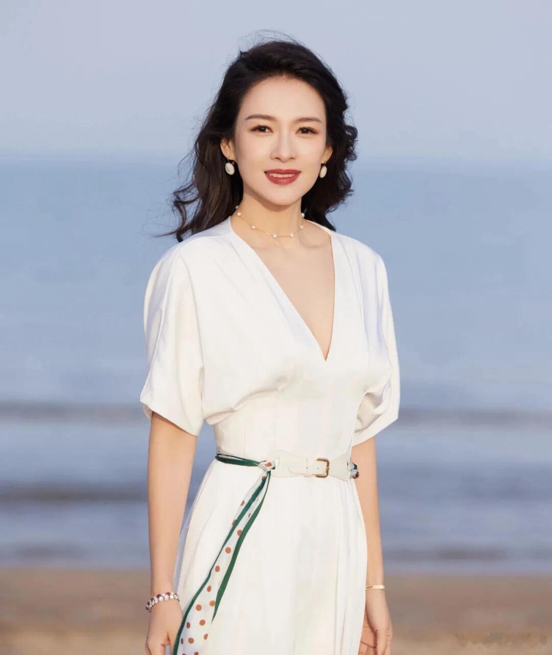 章子怡岁月沉淀出来的魅力章子怡的魅力是时光慢慢淬炼出来的。从前锋芒毕露，现在沉静