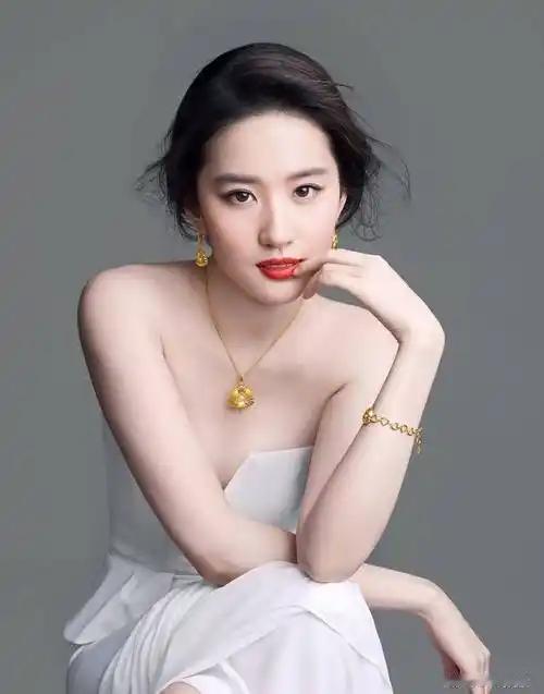 全网营销号频繁讨论刘亦菲的颜值、封神形象、神仙姐姐称号及佛系不争的性格，每次看到