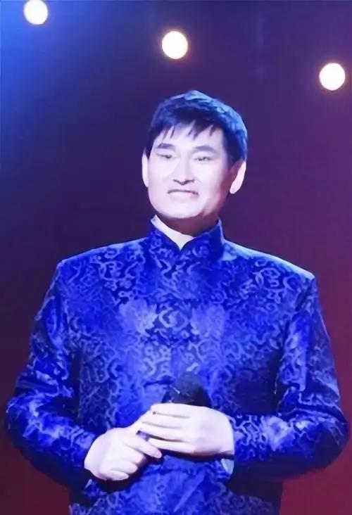 “您现在身家早过千万了，说实话缺不缺钱？” 他手上的动作没停，随口应了一句：“说