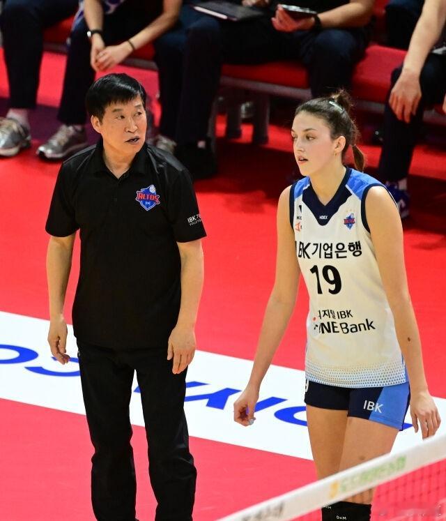 陈馨彤[超话]  中国球员在韩国 今晚18:00，韩国女排V联赛：兴国生命 vs