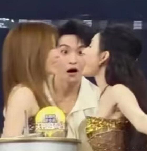 张靓颖OMG你吓到黄子弘凡了张靓颖和女生亲亲吓坏黄子弘凡绝了 