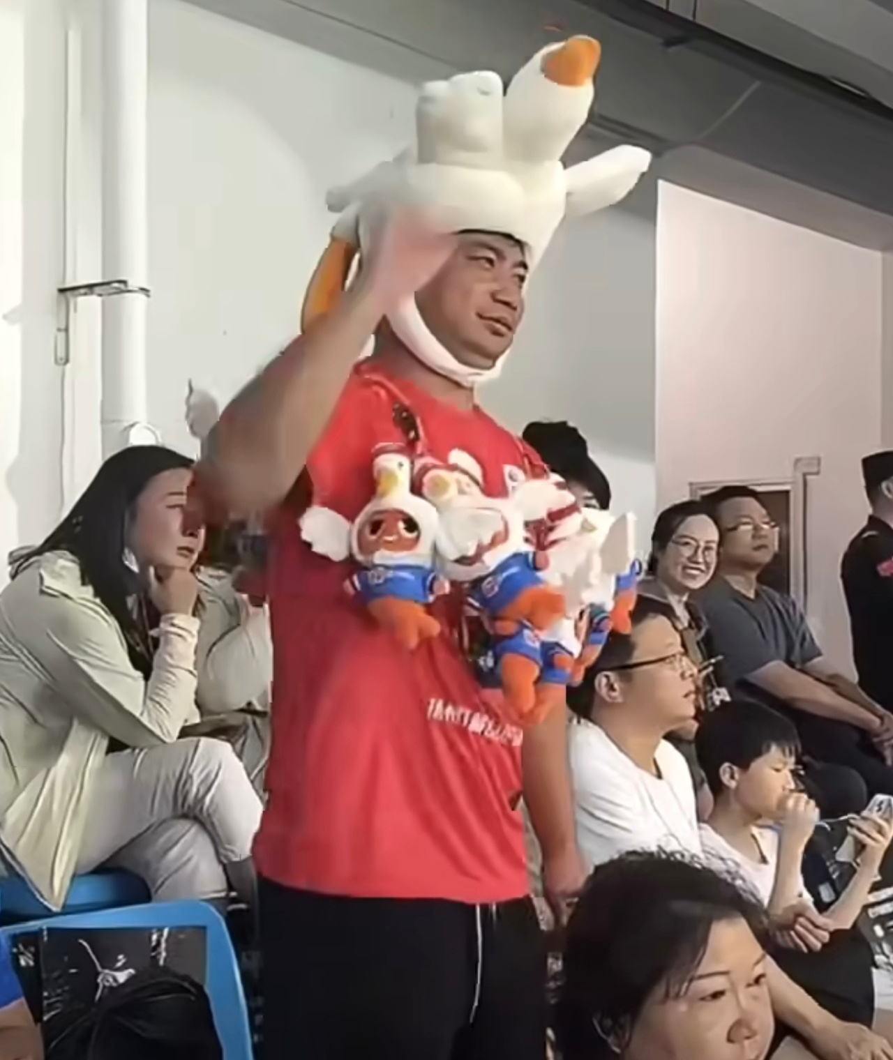 苏超球迷给球员攒好运太超前了 哈哈，苏超球迷的应援脑洞也太可爱了。从“供球抱佛脚