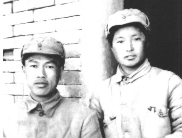 1944年初，邓华和夫人李玉芝离开晋察冀四分区前往延安时摄于司令部驻地。