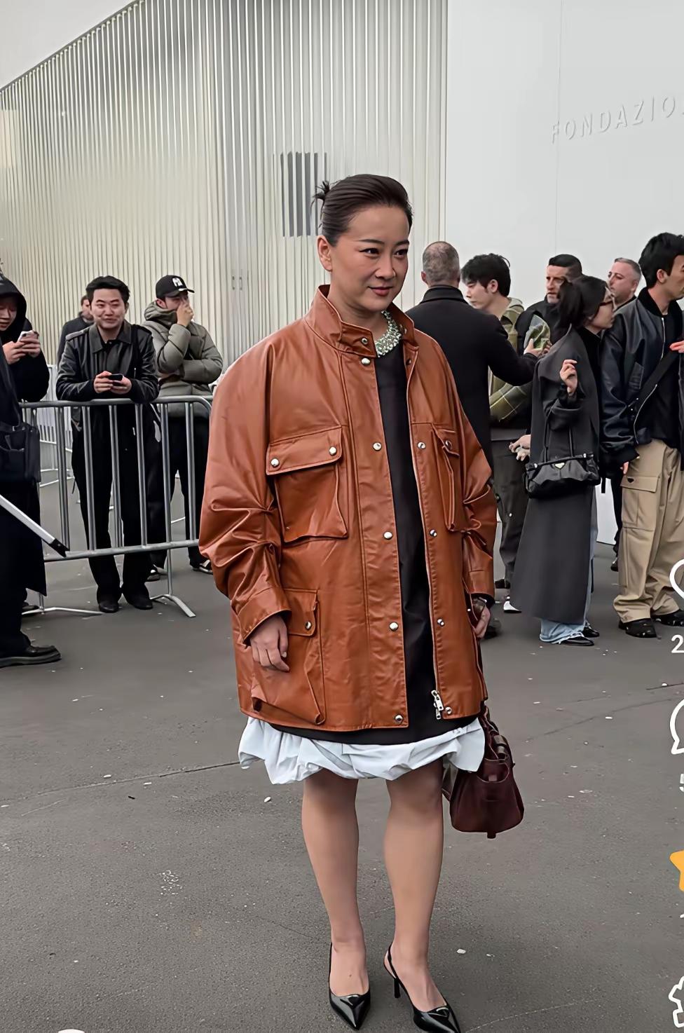 贾玲米兰时装周遭群嘲，43岁转型翻车？其实大家都搞错了重点！
 
一身Prada