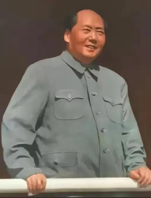 他老人家一心为民，一生为民，为国为民操劳终生。而自已一件打了73个补丁的睡衣伴其