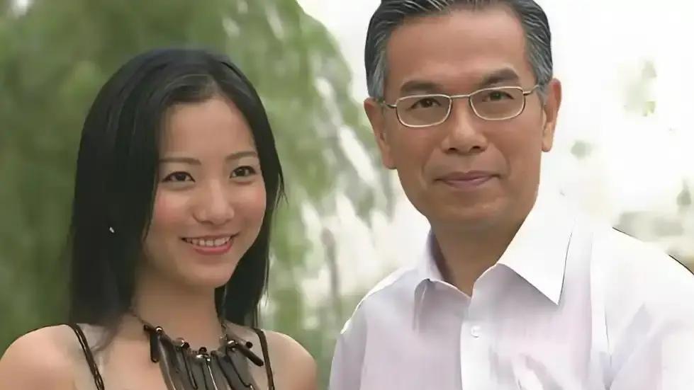 宋世万躺在养和医院VIP病房里，

手背插着针管，

窗外是香港的霓虹。

他没