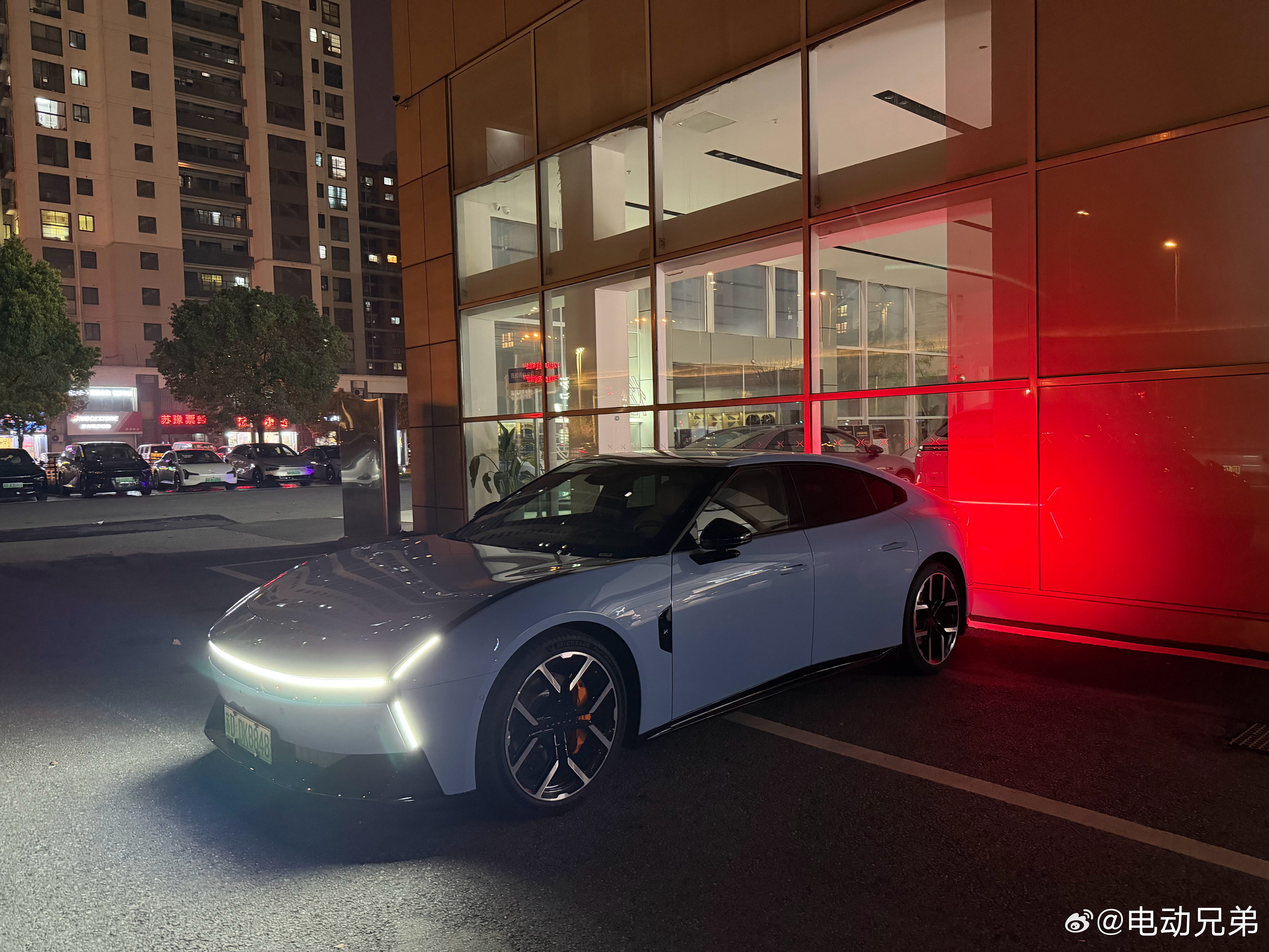 好久没开P7了，今天体验自己车上的VLA2.0，超低重心的轿车还是有乐趣，和su