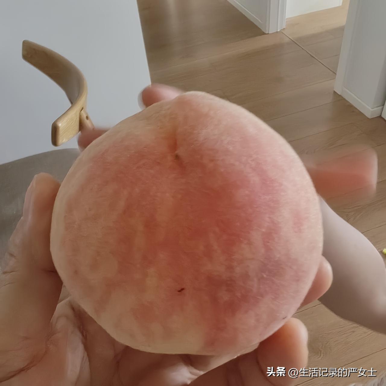 老公今天傻傻的花了120元，买了12个桃子回来。不得不说，这是我人生中第一次吃到