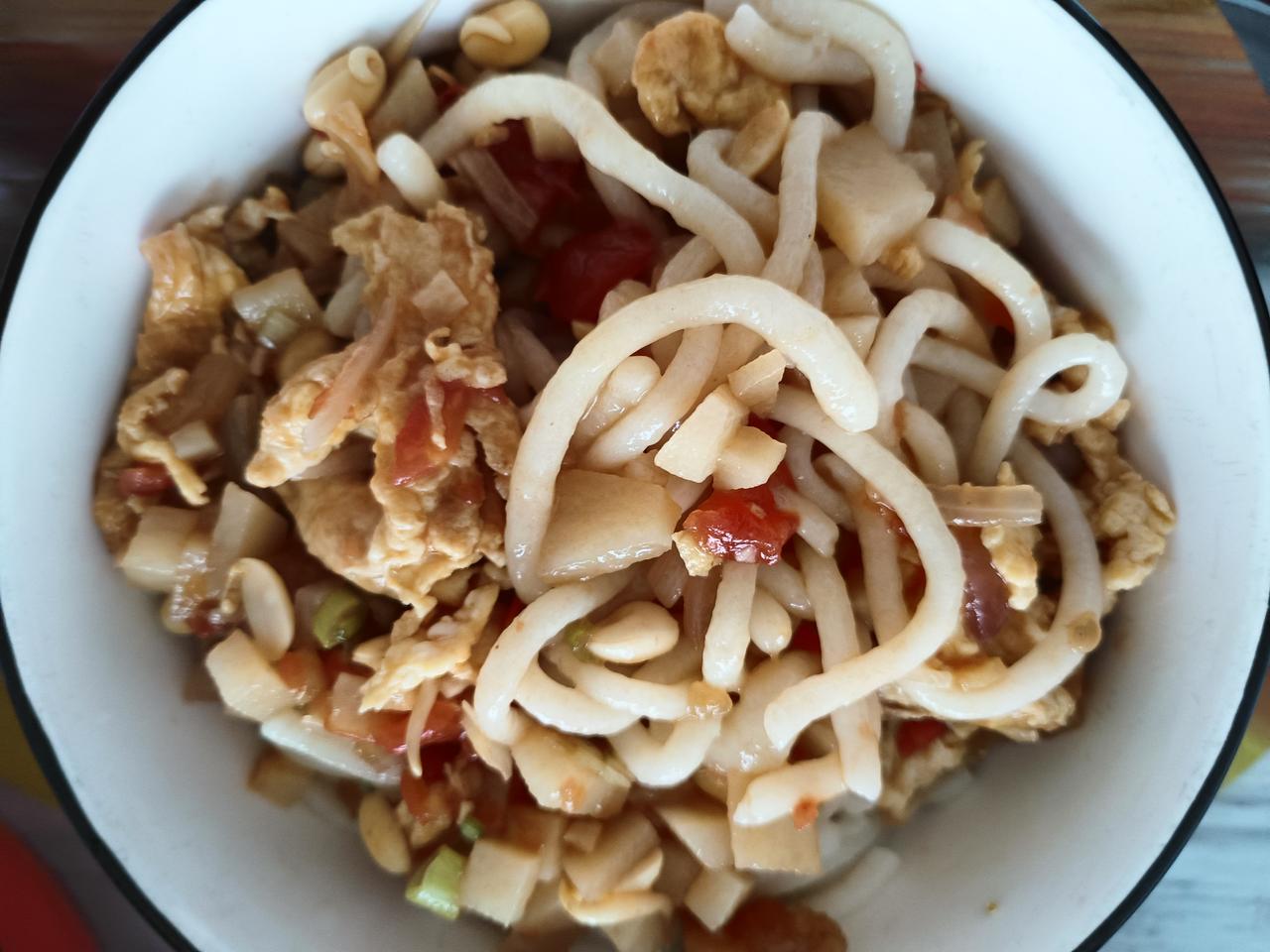 今日宅家休息，下厨做了饸饹面，鸡蛋西红柿打卤。
这一碗在饭店要十块钱，儿子吃得赞