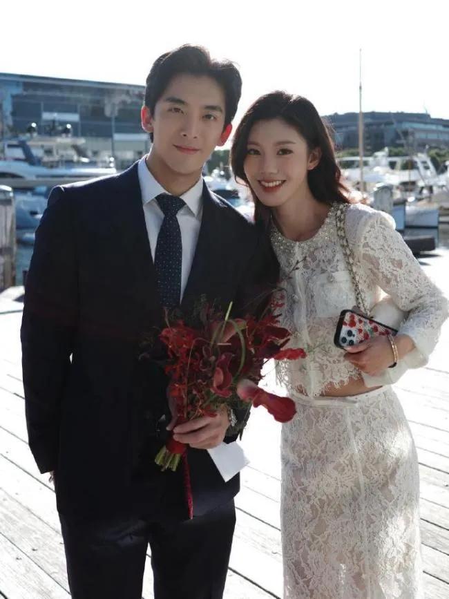 7 月 6 日，《心动的信号 2》的蔡昆廷微博晒结婚证与合照，官宣和圈外女友郭旭