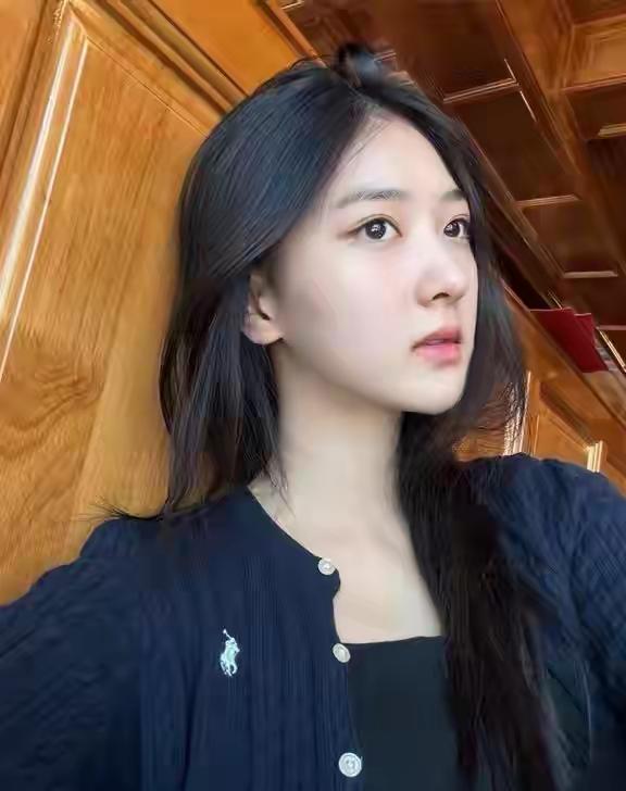 木质背景衬着温柔侧颜，黑发垂落间，是藏不住的清冷与温柔，每一帧都像电影里的温柔瞬