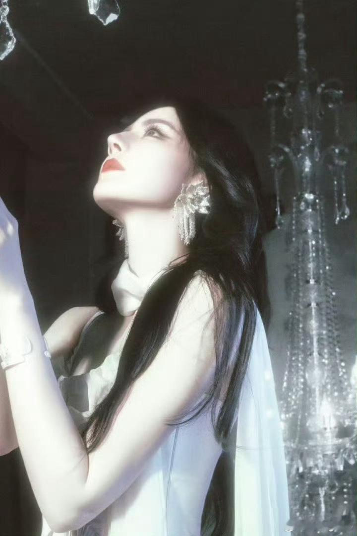 迪丽热巴荷叶边白裙怎么有人能长得牛逼成这样？不知道每天起床照镜子有什么烦恼 