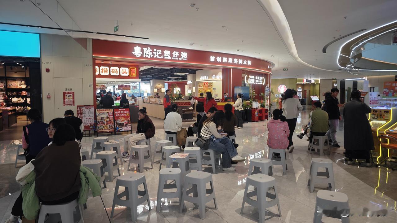 南沙 cocopark 粤陈记没想到开业了这么多天后还是很火啊，中午还是挺多人在