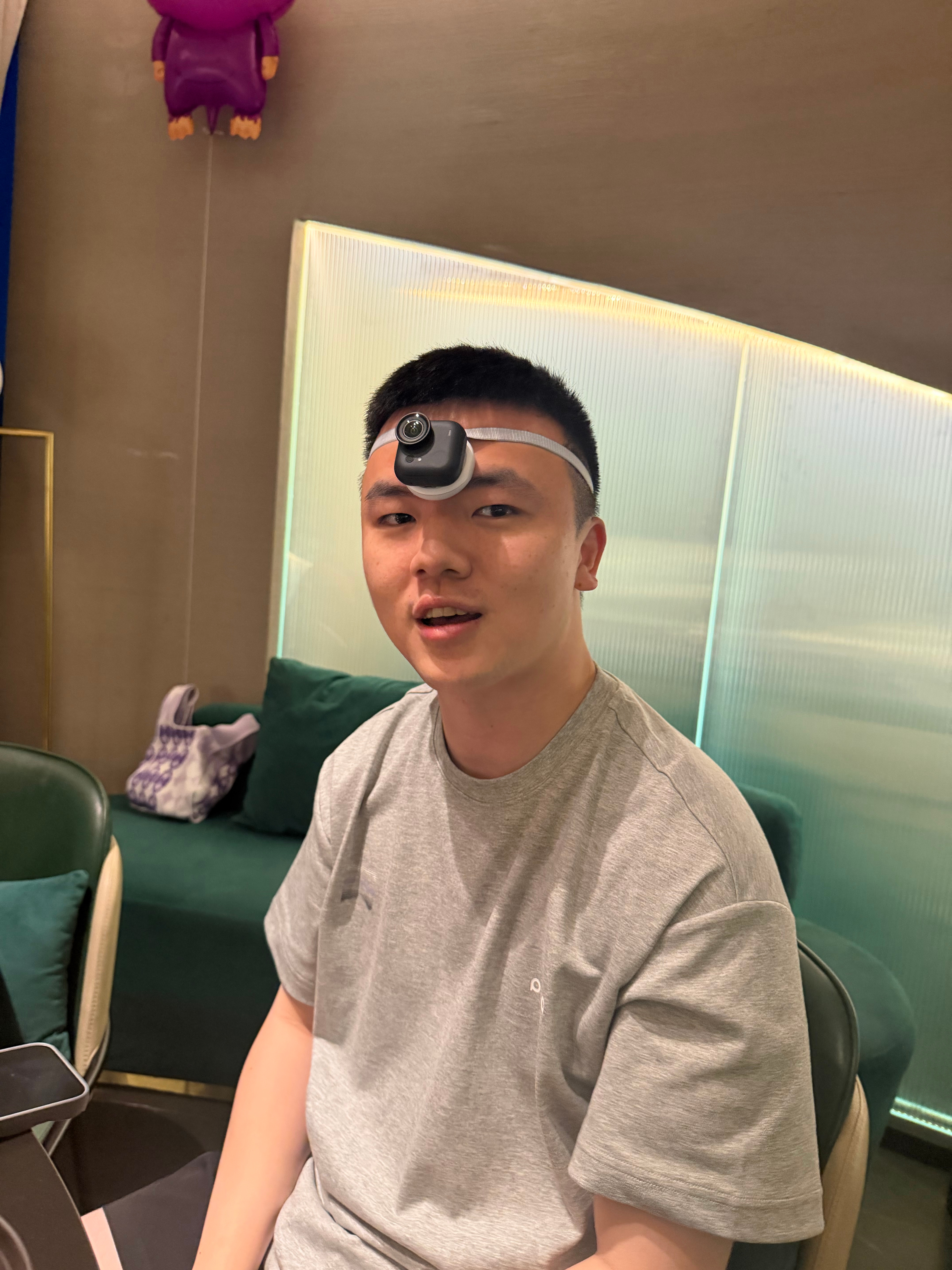 头上都长摄像头了 