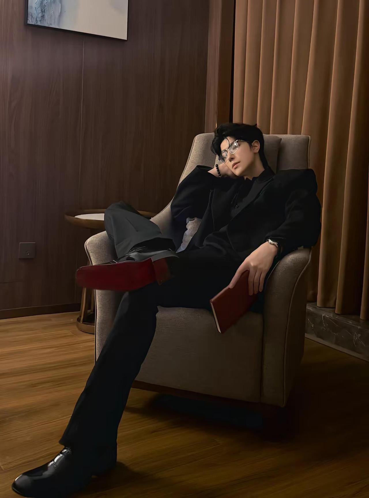 又不是什么很确定的关系 怎么你又发脾气？红底皮鞋 年上男