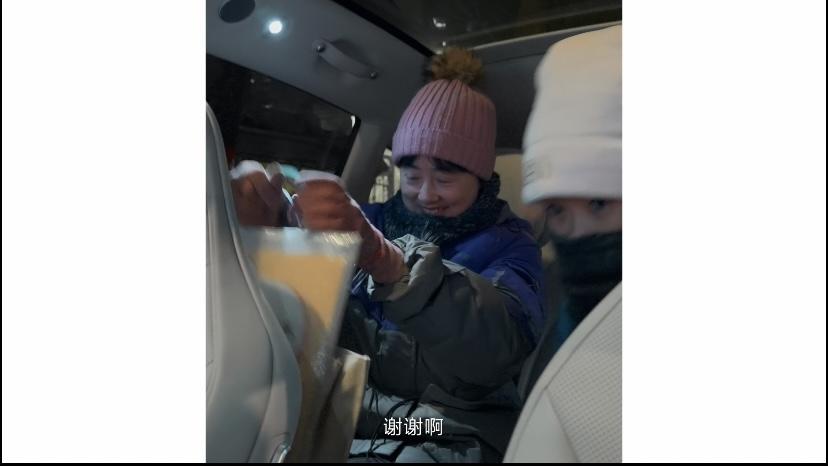 新华社点赞背后，鸿蒙智行的“科技向善”落地了吗？
新华社视频《借你的光 走一段路