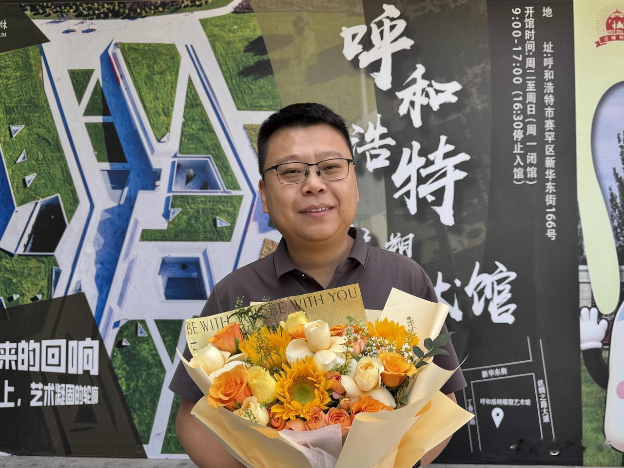 一下高铁，就感受到了内蒙古的热情。鲜花相迎，美女采访，仪式感直接拉满。内蒙古人民
