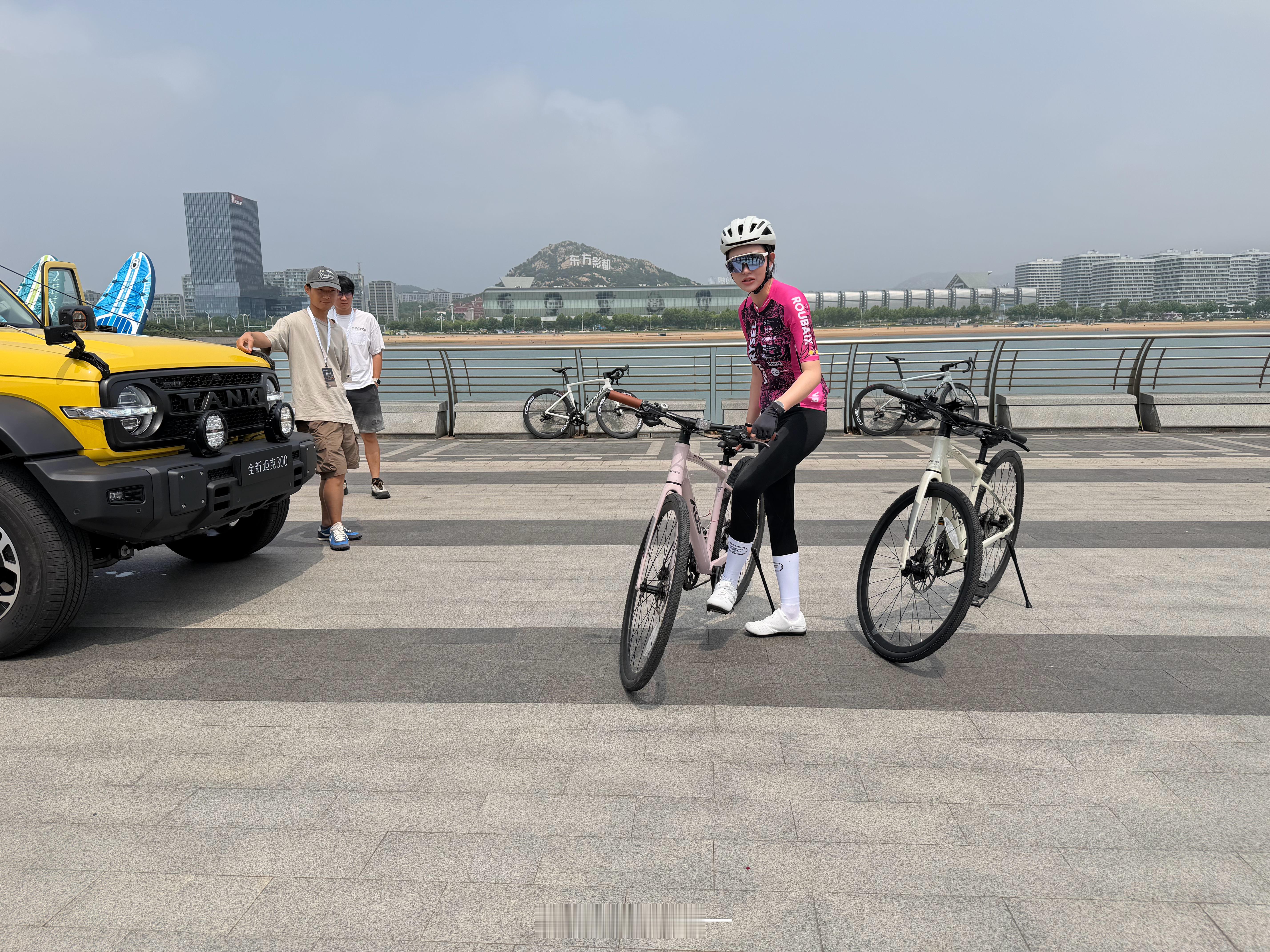 参加骑行比赛，女教练亲自指导。有个问题我比较好奇：女教练一直户外骑行为啥还这么白