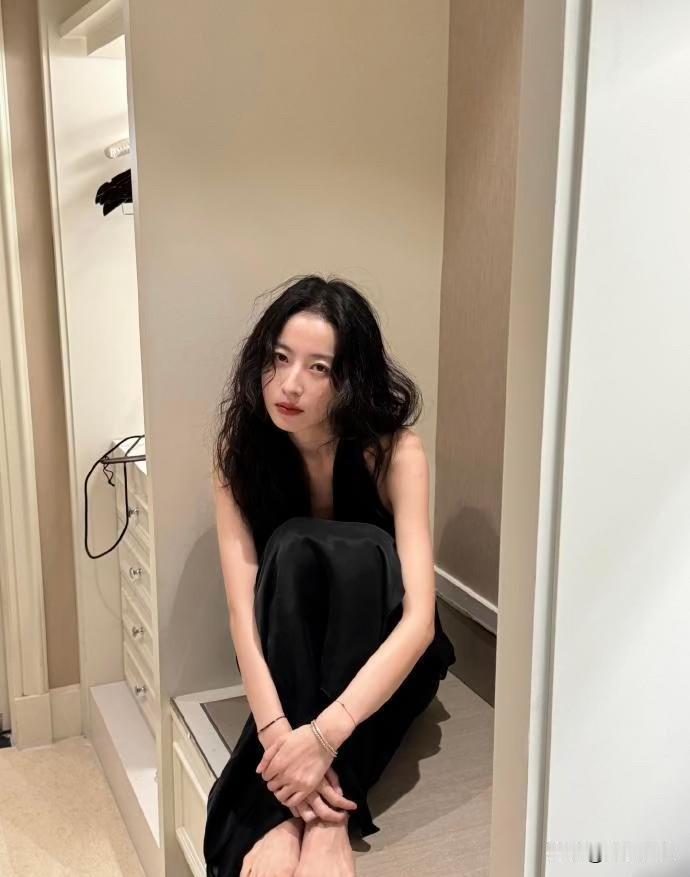 周雨彤光脚丫简约又充满女人味！

一身黑色挂脖长裙出镜，深V剪裁勾勒利落肩颈线条