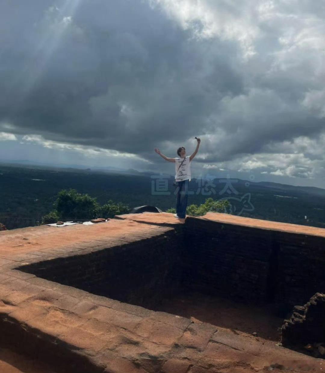 梓渝粉丝斯里兰卡偶遇梓渝斯里兰卡粉丝就这样远远的看着我们宝宝也没有打扰斯里兰卡偶