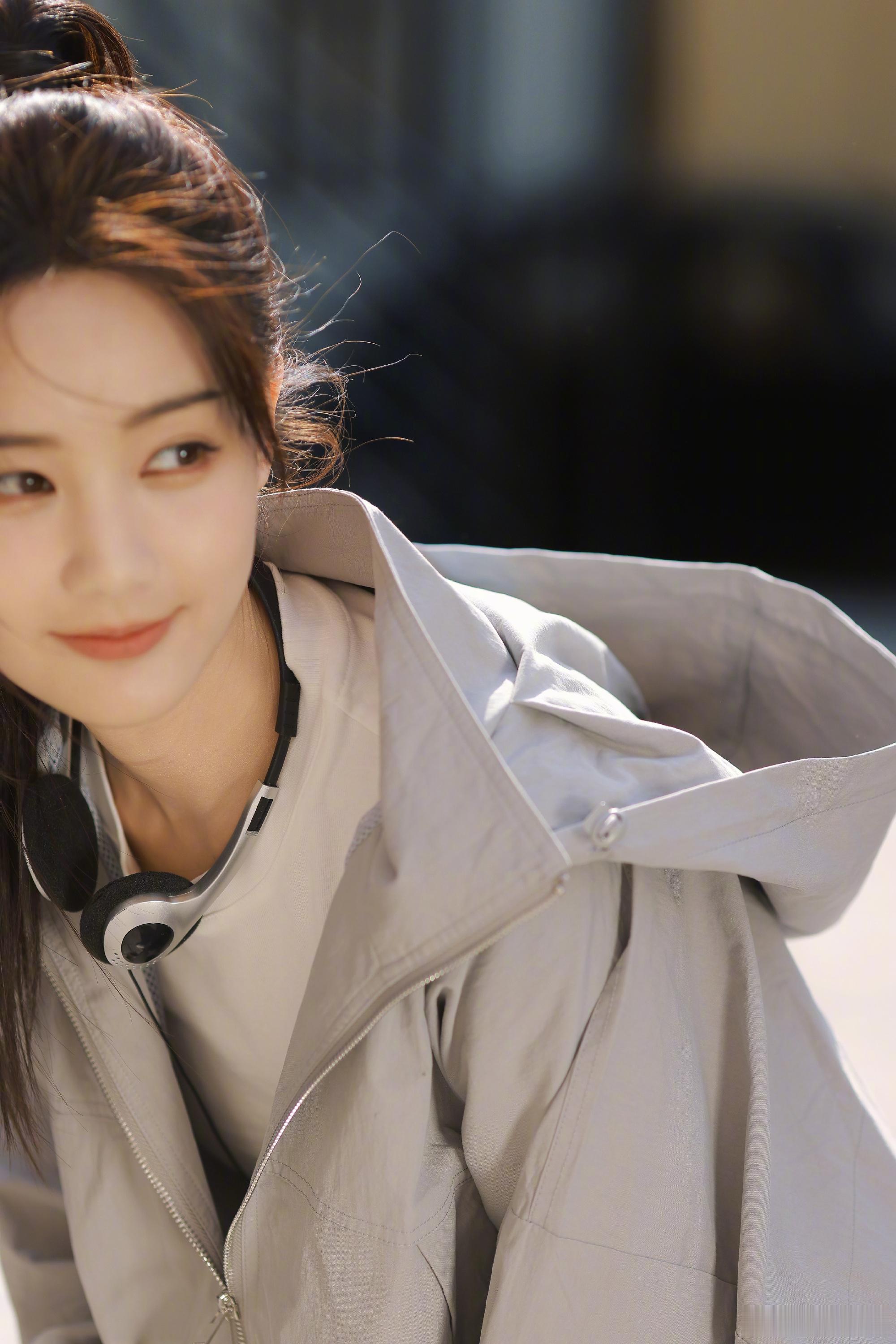 #李一桐和春天有个约会# ​​​春光乍泄，桐映花香。李一桐与春天的约会，充满了浪