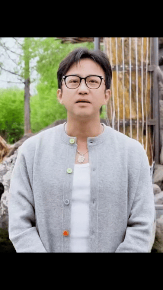 邓超偷偷和孙俪穿情侣装 邓超这小心思藏不住啦！故意穿同款开衫录节目，表面嫌弃实则