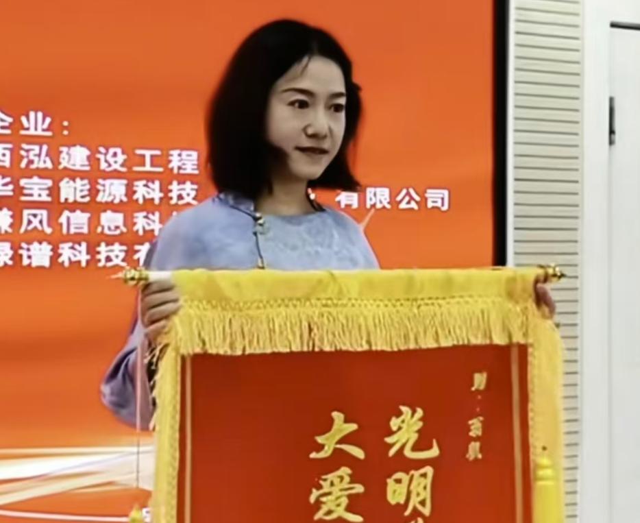 7月27日，一组关于翁帆现身新疆喀什的消息引发关注，很多人熟悉她，是因为她与著名