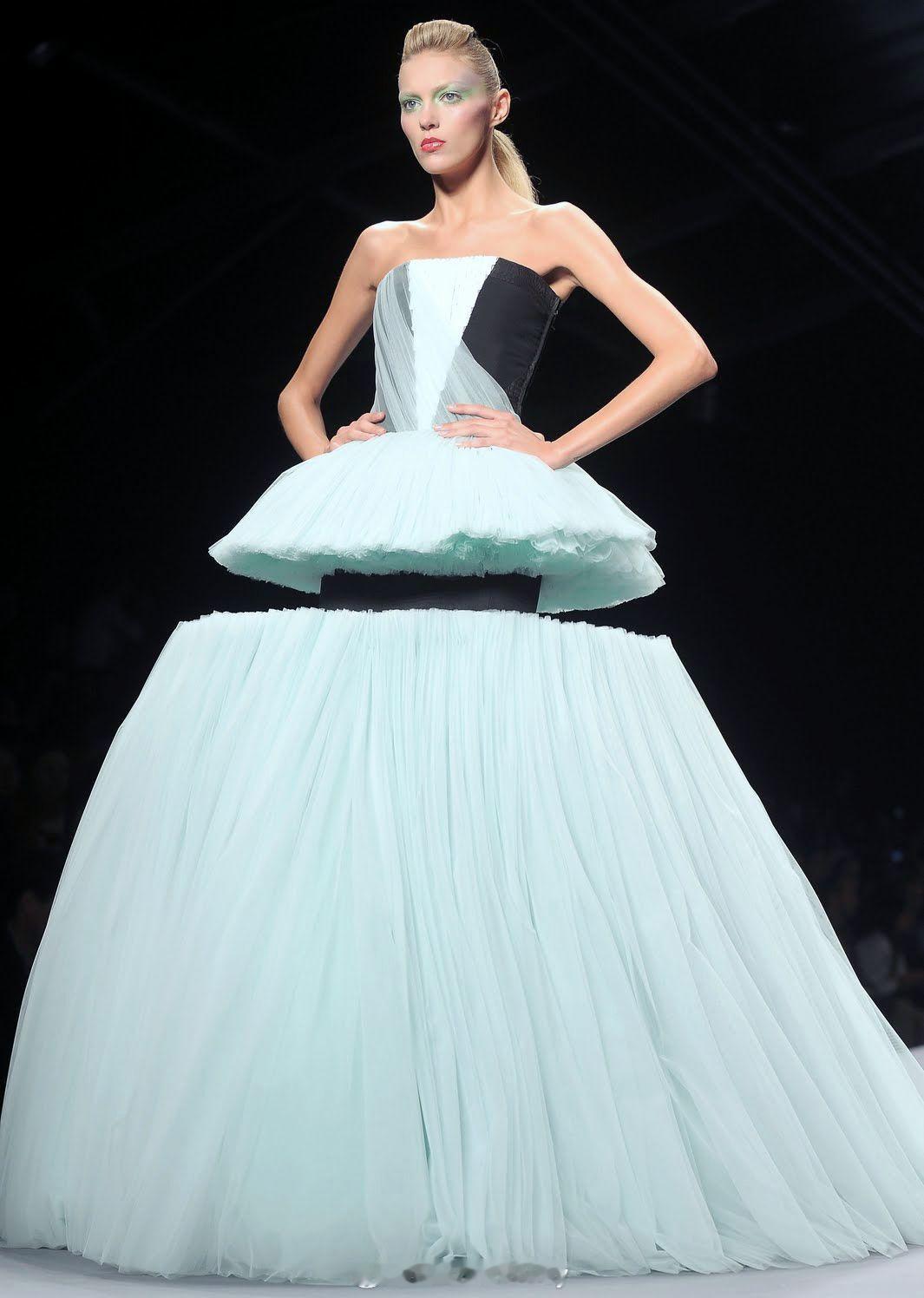 Viktor & Rolf Spring 2010 • 被切割裁断的礼裙堆砌的雪