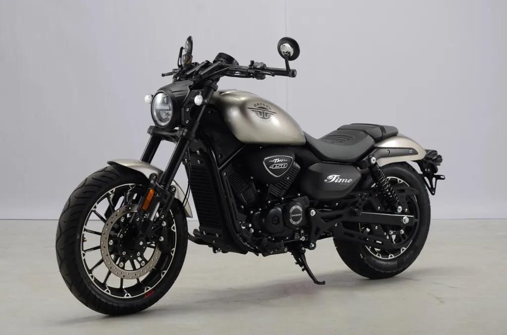 完全可以，只要你有足够的预算和时间。买辆摩托车还是没有问题的。但是，现实恐怕很难