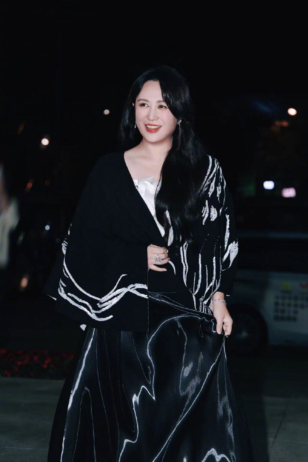 马丽下车神图有了马丽参加新活动一身黑白交错超有质感，下车这张绝了，下车神图这不就