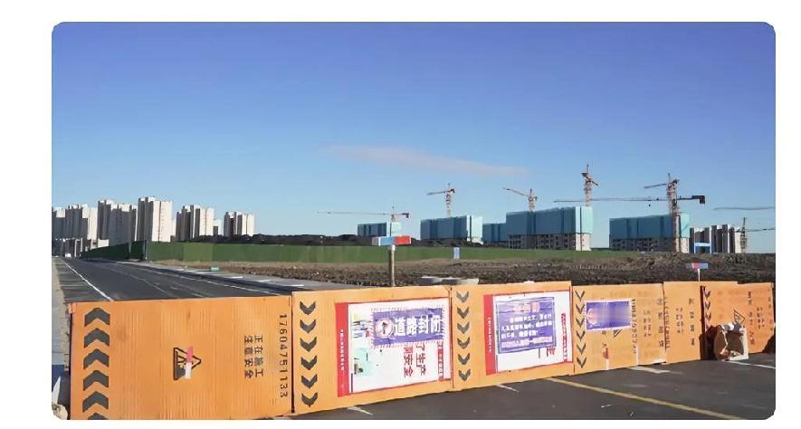 通辽开发区又有新发展了！
东部片区4条关键道路基本建完，道路绿化、路灯等配套设施