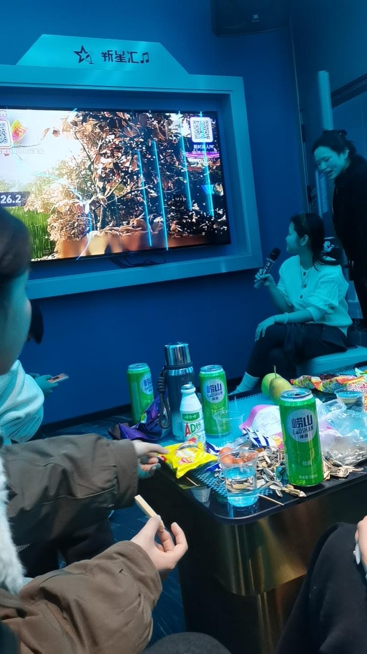 撑起一个家，从来不是某一个人的事，而是两个人共同扛起来的。
 
有人说，男人是家