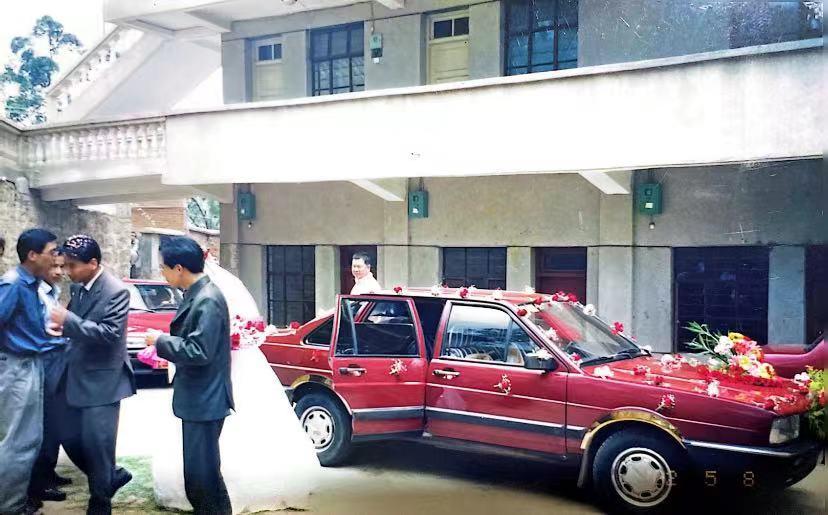 原来我们家曾经离暴富那么近
第一次是买地，当时外公是村长，村里有几千亩的山地，我