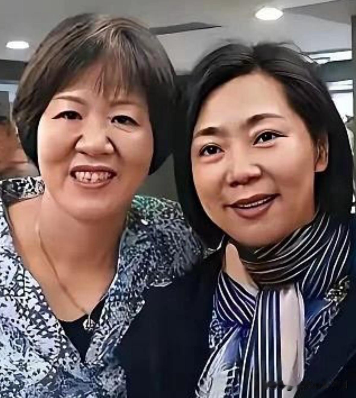 这是她和女排朗平的一张合影。她是中国女排史上唯一集齐五连冠的运动员，激流勇退，年