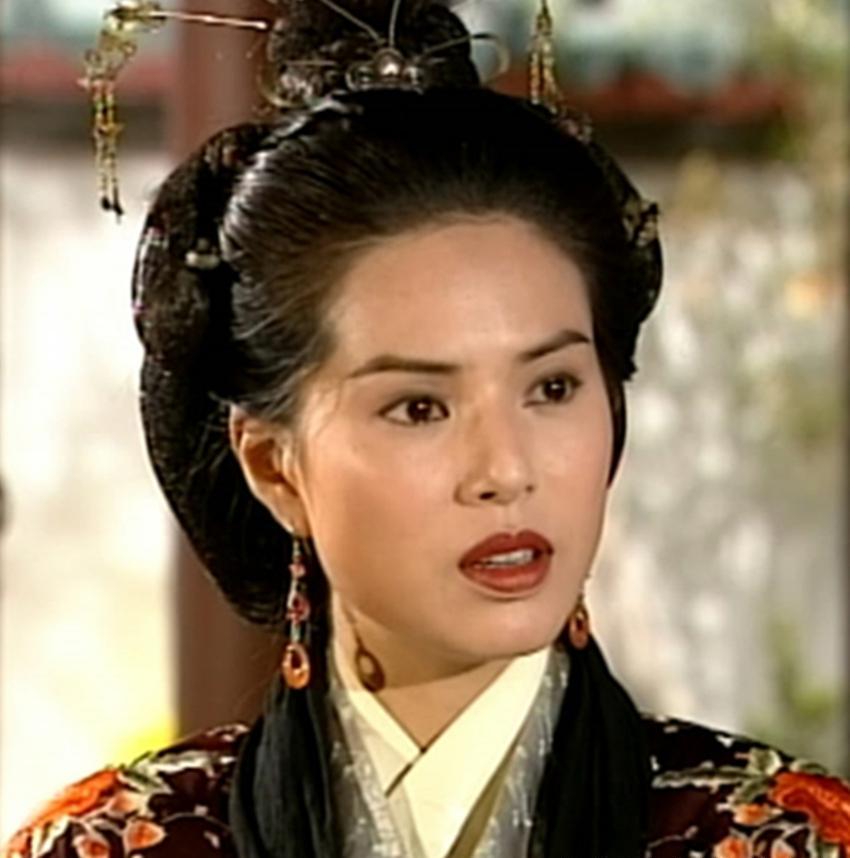 人家都是母亲比女儿更美，只有西门无恨和张洁洁是娘俩都雷人！
阿珂虽然也挺凶，挺骄