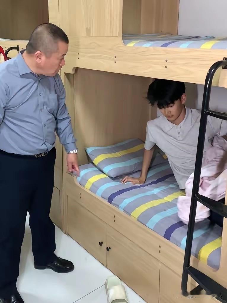 偷懒在宿舍打游戏，被老师抓到了[捂脸]