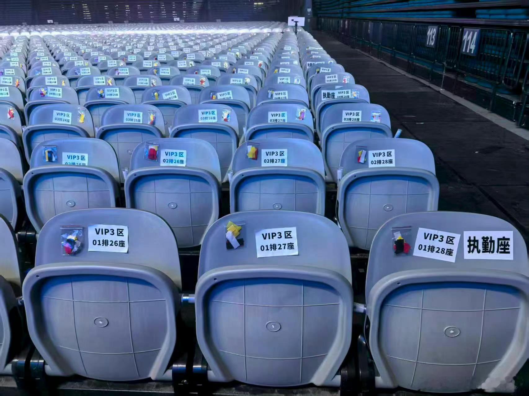 南京收官站，刘宇宁在每个座位上都放了彩带，只能说，粉上这么暖心的刘宇宁真的好幸福