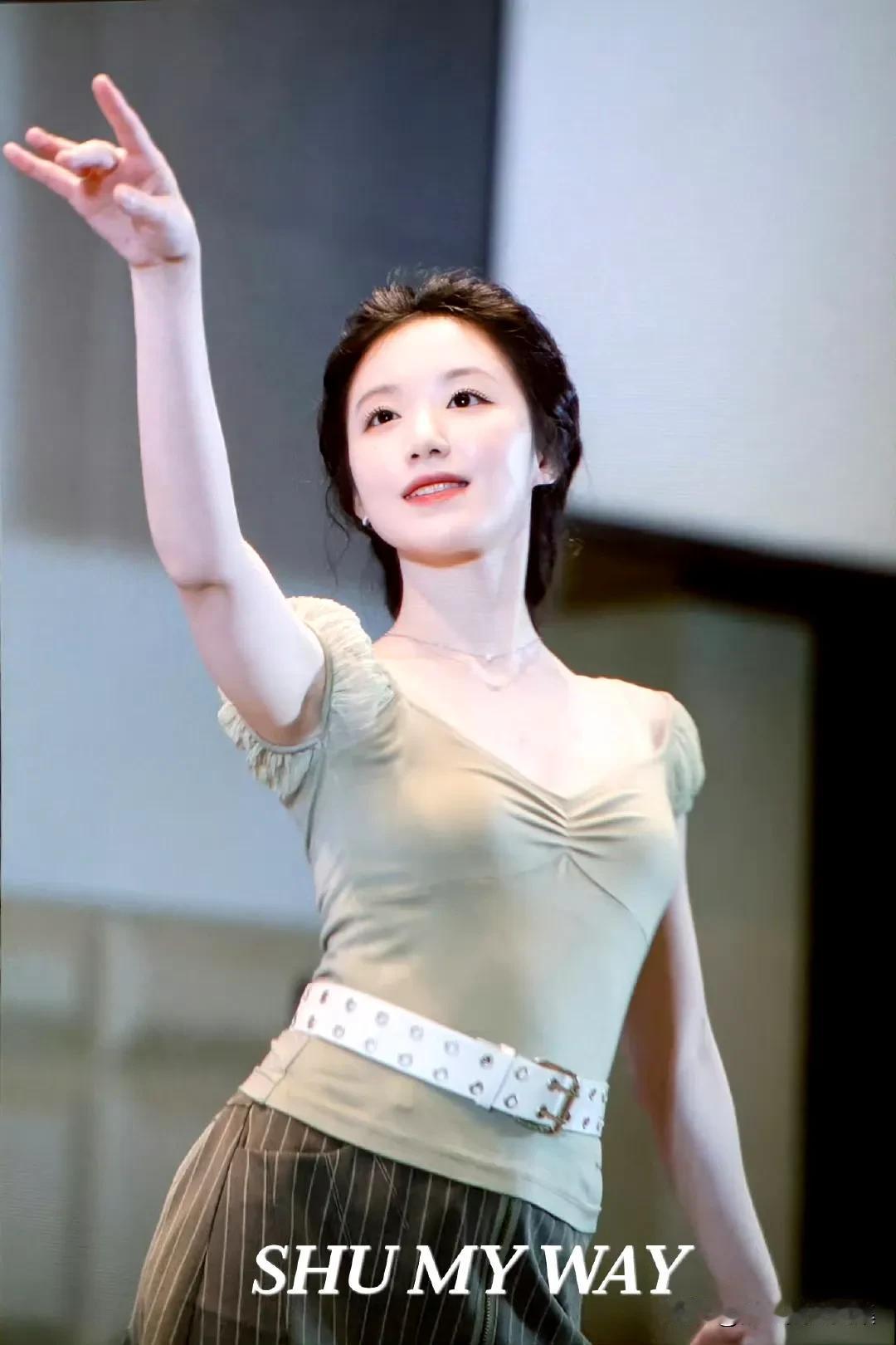 叶舒华，2000 年 1 月 6 日出生于中国台湾省桃园市，是韩国女子演唱组合 
