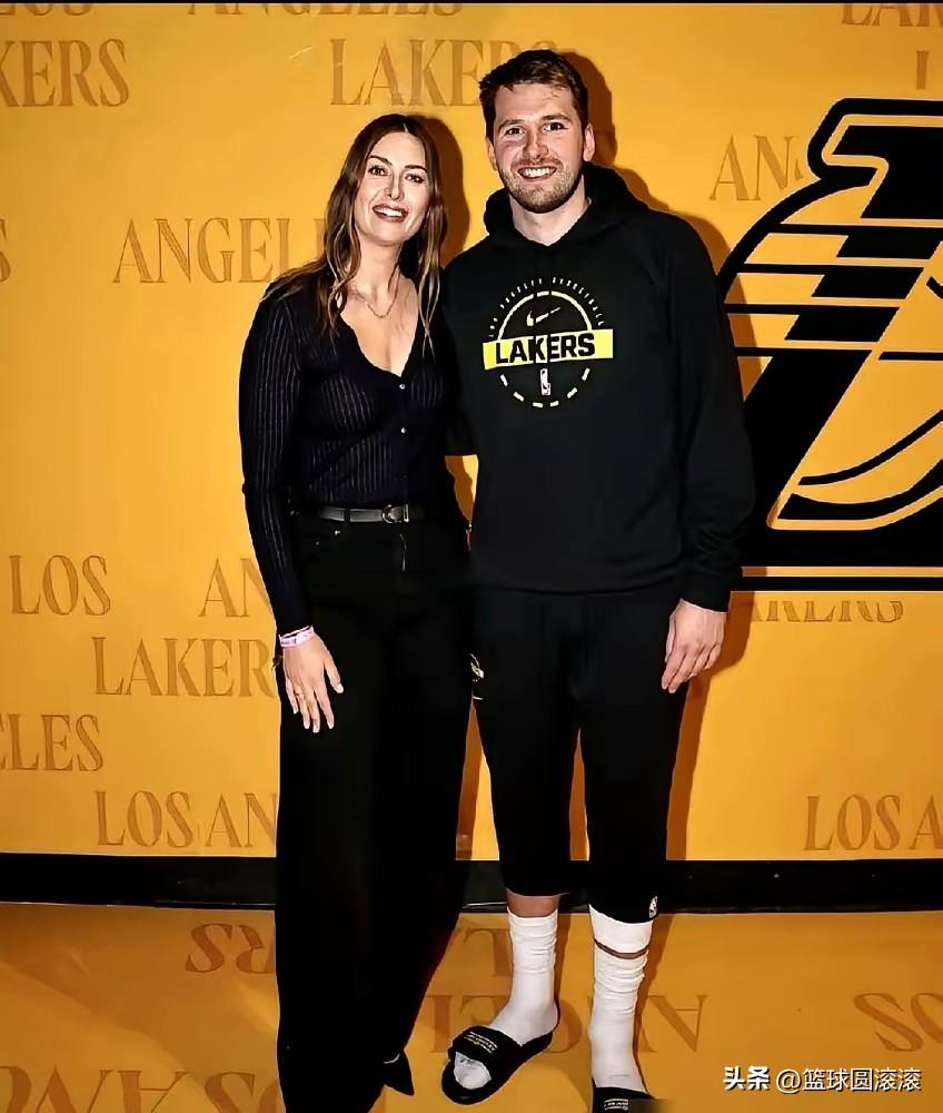 这张同框照一出来，体坛CP党直接疯了！东契奇穿着湖人帽衫，笑容阳光；身边的莎拉波