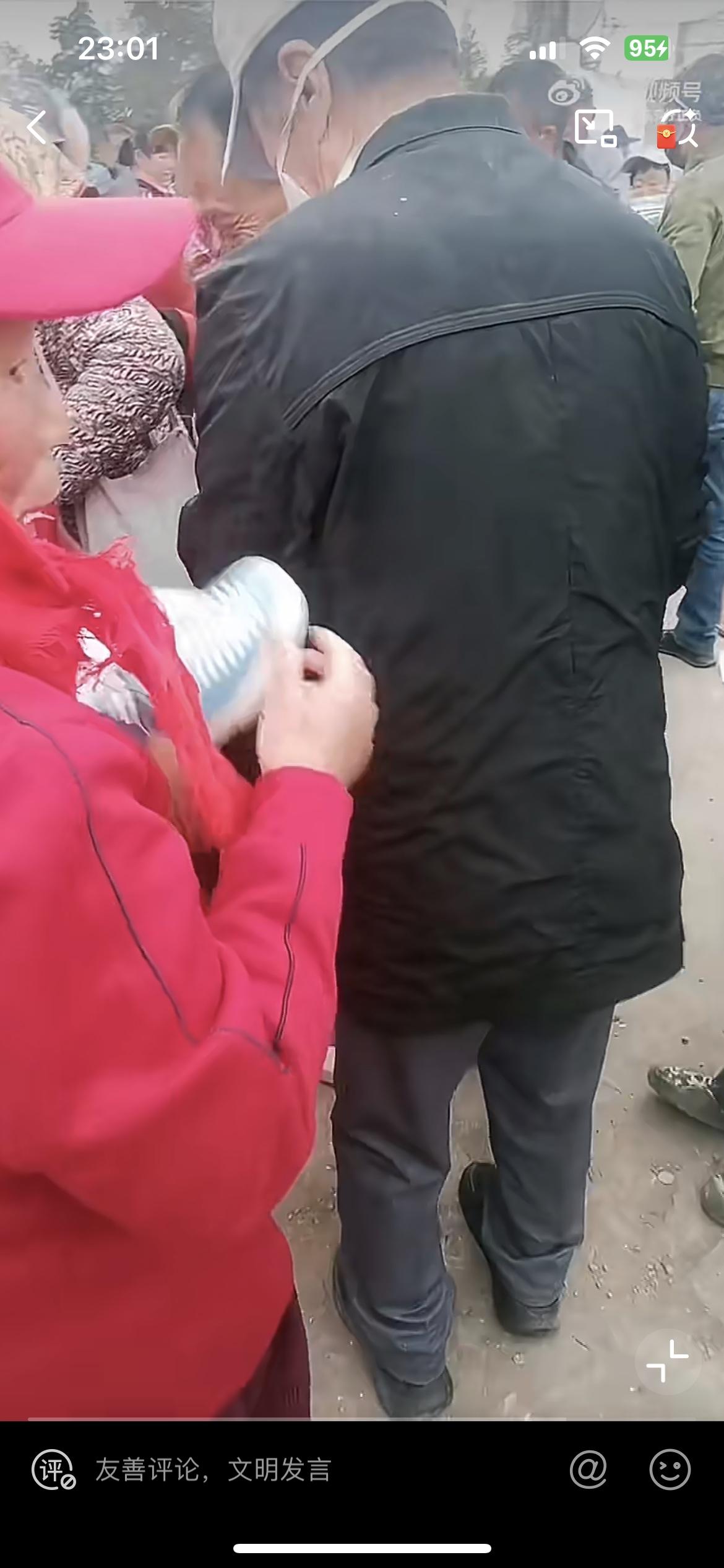 山东一女子赶早去劳务市场送鞋，局面失控遭遇哄抢，车门都差点被掰断了。4 月 22