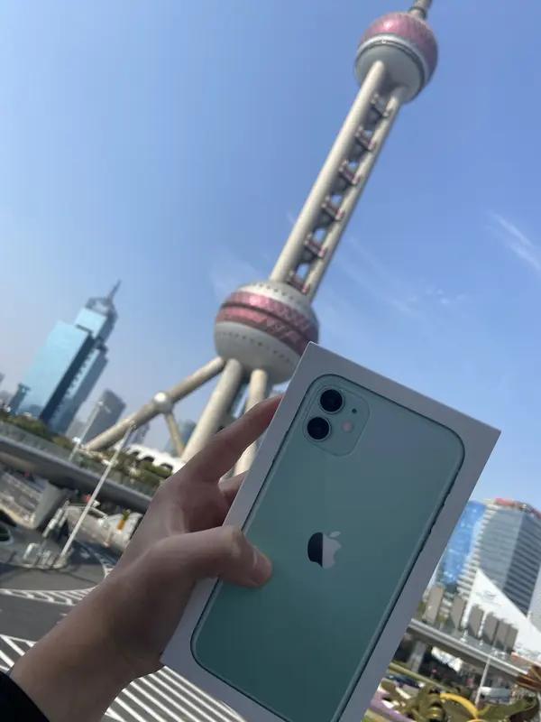 11月27日上海，女子以旧换新后觉得新手机不行，找老板要回旧手机旧手机壳，老板：