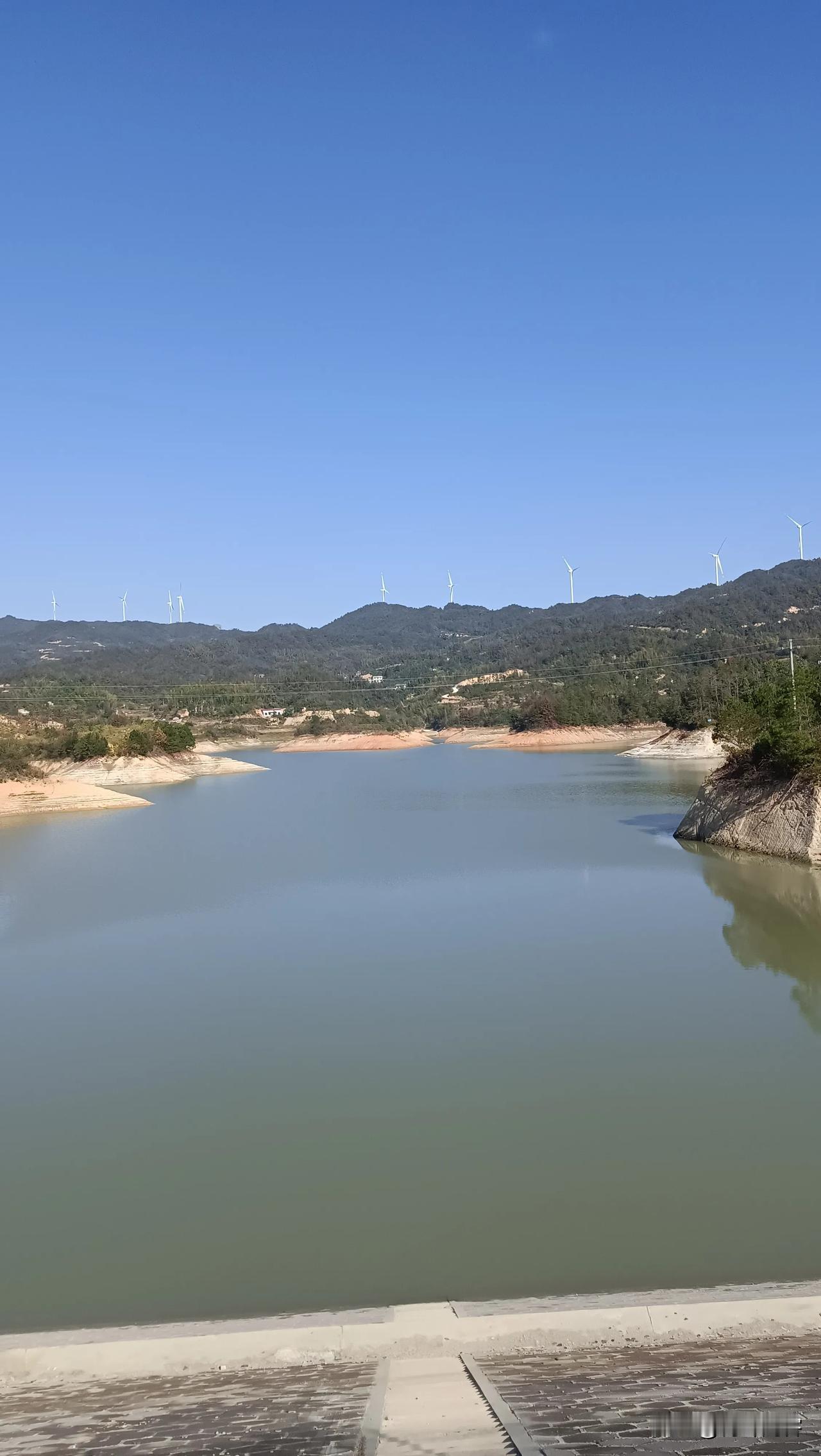 美利坚合众国是一个新兴的帝国主义国家，从1776年算起，快250年了，但山姆大叔